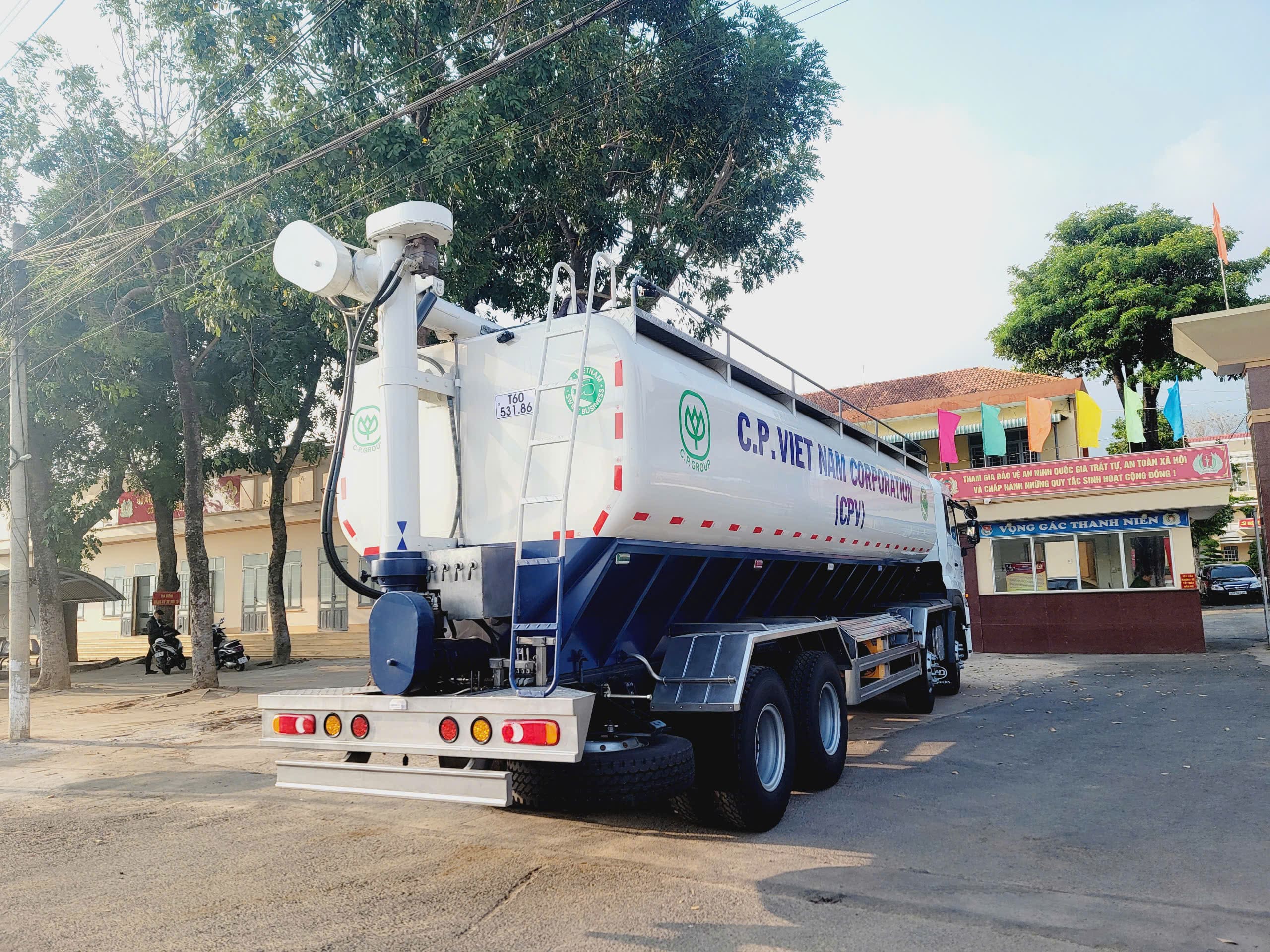 Xe_bon_cam_4_chan_ud